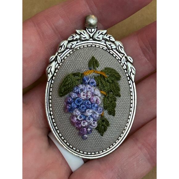 Embroidered Cameo Necklaces Bunch of Grapes - Picture 3 of 4